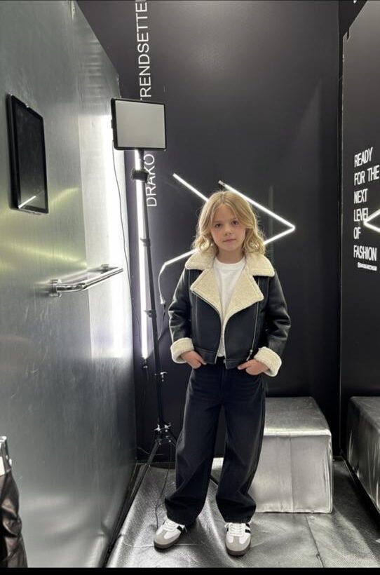 cazadora niña con ovejero